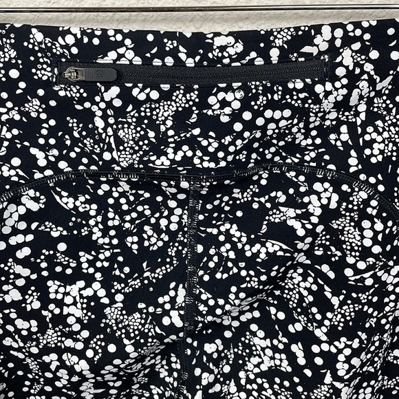 Lululemon Tight Stuff Tight Leggings Black Spotted Chirasu Full Length Sz 4 - Picture 4 of 12